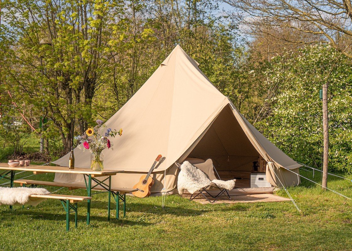 Luxe bell-tent met privé wc en opgemaakt bed